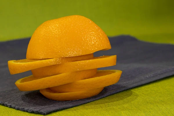 Couper Des Tranches Orange Forme Pyramide Sur Tissu Vert — Photo