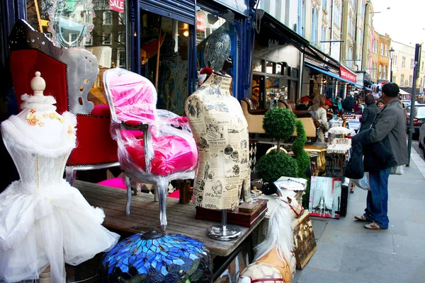 Pessoas fazendo compras na estrada Portobello Londres — Fotografia de Stock