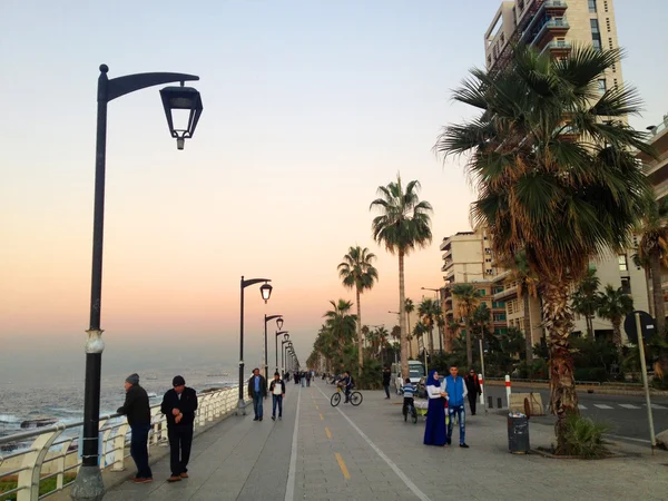 La famosa Corniche costera en la puesta del sol, Beirut, Líbano — Foto de Stock