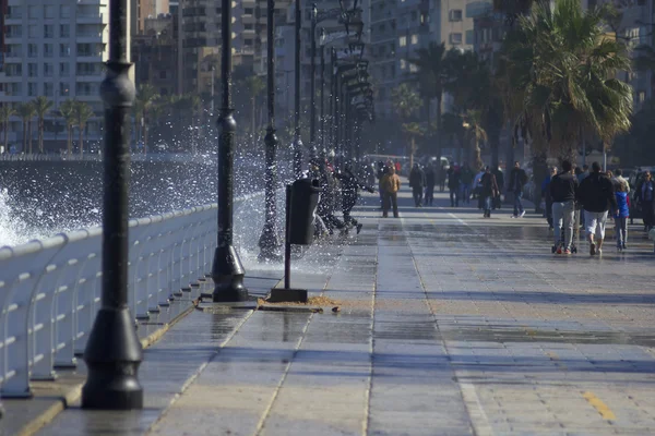 Splash van water in de buurt van de beroemde kust Corniche, Beirut, Libanon — Stockfoto