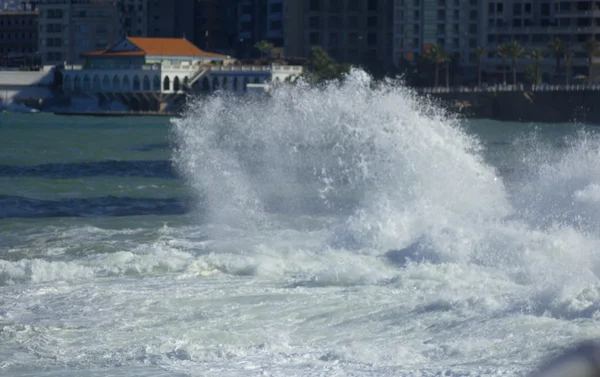 Salpicadura de agua cerca de la famosa playa Corniche, Beirut, Líbano — Foto de Stock