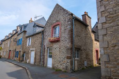 Dinan, Brittany, Fransa 'da ortaçağ sokağındaki eski ev