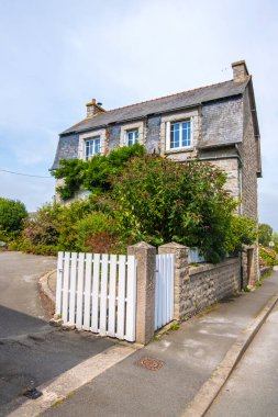 Dinan, Brittany, Fransa 'da ortaçağ sokağındaki eski ev