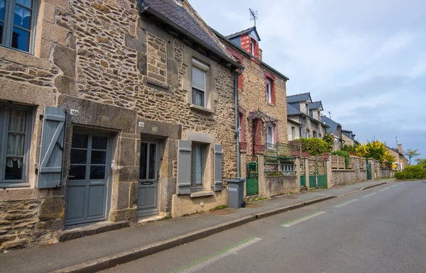 Vieille rue avec maisons médiévales en pierre dans le centre historique de Dinan, Bretagne, France — Photo