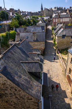 Dinan, Fransa - 26 Ağustos 2019: Dinan 'ın eski kaldırımlı caddeleri ve taştan ortaçağ evleri, Fransız Brittany