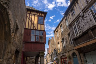 Dinan, Fransa - 26 Ağustos 2019: Dinan şehir merkezinde Orta Çağ 'ın yarı keresteli evleri, Fransız Brittany
