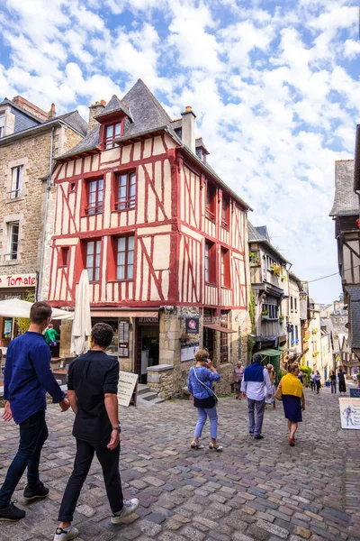 Dinan Francia Agosto 2019 Turistas Calle Con Casas Entramado Madera — Foto de Stock