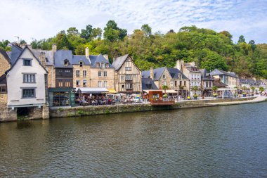 Fransız Brittany 'deki Rance Nehri kıyısındaki Dinan Limanı