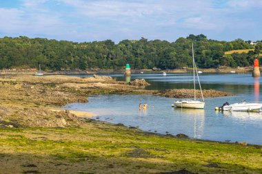 Treguier, Fransa - 24 Ağustos 2019: Fransa 'nın kuzeybatısındaki Cotes-d-Armor bölgesinde Trieux nehri üzerindeki Lezardrieux Limanı