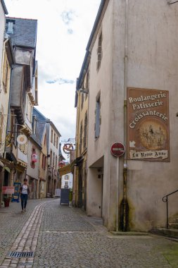Morlaix, Fransa - 28 Ağustos 2019: Morlaix 'in tarihi merkezindeki dar bir caddenin görüntüsü, Finistere, Brittany, Fransa