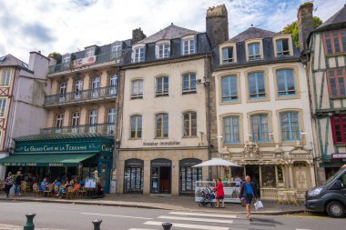 Morlaix, Fransa - 28 Ağustos 2019: Finistere, Brittany Bölümü, Morlaix 'in şehir merkezindeki pastane ve kafe redüksiyonu