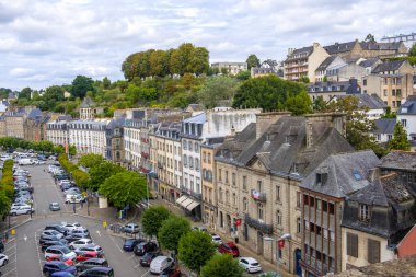 Morlaix, Fransa - 28 Ağustos 2019: Morlaix 'in tarihi merkezinde yarı ahşap renkli evleri ile cadde. Finistere Departmanı, Brittany