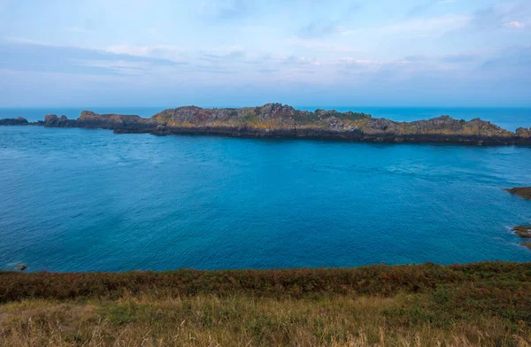 Cancale yakınlarındaki Pointe du Grouin 'den Ile des Landes manzarası, Ille-et-Vilaine, Brittany, Fransa