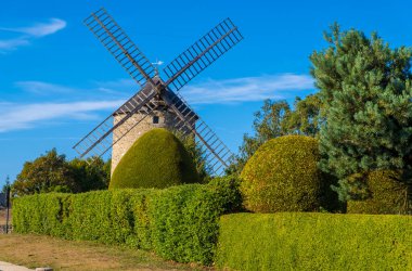 Lancieux, Fransa - 25 Ağustos 2019: Fransa 'nın Cotes-d' Armor bölgesindeki Lancieux 'daki yel değirmeni