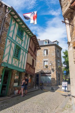 Saint-Brieuc, Fransa - 24 Ağustos 2019: Saint-Brieuc, Fransa 'da sokak boyunca geleneksel yarı keresteli evler bulunan şehir manzarası