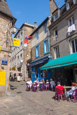 Saint-Brieuc, Brittany, Fransa meydanındaki Sokak Kafe 'deki insanlar