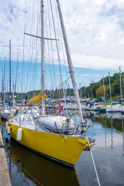 Saint-Brieuc, Fransa - 27 Ağustos 2019: Plerin 'deki Le Gouet nehrinde çeşitli yelkenli ve yatlarla Legue limanı, Brittany, Fransa