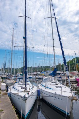 Saint-Brieuc, Fransa - 27 Ağustos 2019: Plerin 'deki Le Gouet nehrinde çeşitli yelkenli ve yatlarla Legue limanı, Brittany, Fransa