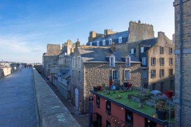 Saint-Malo, Fransa - 25 Ağustos 2019: Saint-Malo, Brittany, Fransa 'nın Intra Muros kentindeki tarihi duvardan şehir