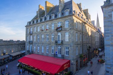 Saint-Malo, Fransa - 25 Ağustos 2019: Saint-Malo, Brittany, Fransa 'nın Intra Muros kentindeki tarihi duvardan şehir