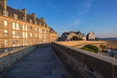Saint-Malo, Fransa - 25 Ağustos 2019: Saint-Malo, Brittany 'deki Intra Muros' ta granit binaların bulunduğu eski şehrin tarihi duvarından gün batımına bakın