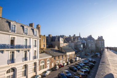 Saint-Malo, Fransa - 25 Ağustos 2019: Saint-Malo, Brittany, Fransa 'nın Intra Muros kentindeki tarihi duvardan şehir