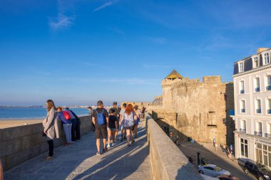 Saint-Malo, Fransa - 25 Ağustos 2019: İngiltere 'nin Manş Denizi kıyısında yer alan Saint-Malo, İngiltere' nin Intra Muros kentinin tarihi duvarında turistler