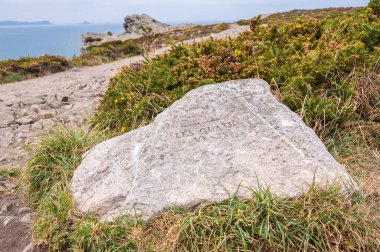 Erquy, Cotes-d-Armor, Fransa - 25 Ağustos 2019: Fransa 'nın kuzeybatısındaki Erquy Burnu' nda taşa oyulmuş dört rüzgar