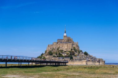 Mont Saint Michel, Fransa - 29 Ağustos 2019: Mont St. Michel Manastırı. Fransa 'nın Aşağı Normandiya şehrinde ünlü Le Mont Saint-Michel manzarası