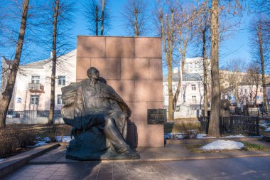 Minsk, Belarus - 6 Mart 2021: Minsk Askeri Mezarlığı 'ndaki ünlü Belarus şairi Yanka Kupala' nın mezarındaki anıt