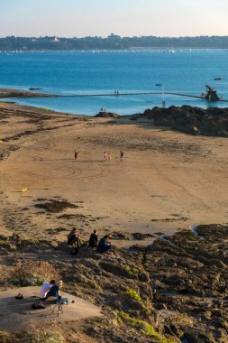 Saint-Malo, Brittany 'de gün batımında Bon Secours plajı manzarası, İngiliz Kanalı