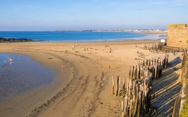St. Malo, Brittany, Fransa 'nın duvarlarının dışındaki ahşap dalgakıranlar.