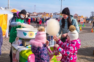 Minsk, Belarus - 13 Mart 2021: Slav bayramı Maslenitsa. Minsk şehir merkezinde geleneksel tatil ticaret fuarı