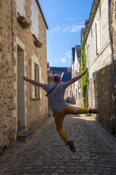 Angers, Fransa - 23 Ağustos 2019: Fransa 'nın Maine et Loire departmanındaki Angers' ın tarihi merkezinde boş dar bir sokakta bir adam