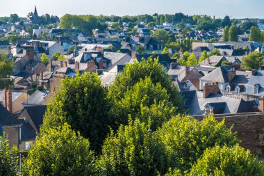 Chateaubriant, Fransa - 23 Ağustos 2019: Fransa Loire-Atlantik Bölümü 'ndeki Chateau de Chateaubriant kalesinden şehir manzarası