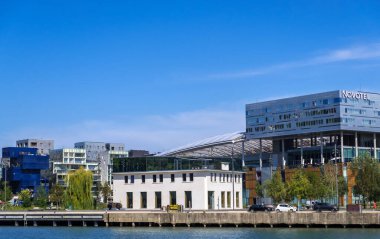 Lyon, Fransa - 22 Ağustos 2019: Lyon Confluence bölgesi, Saone nehir kıyısı manzaralı