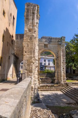 Vienne, Fransa - 22 Ağustos 2019: Cybele Arkeoloji Bahçesi, Portico forumunun kemerleri ve Gallo-Romalı kalıntıları Fransa 'nın Isere Bölümü Vienne' de bulunuyor.