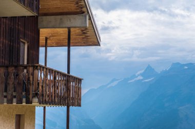 Auris, Isere, Fransa - 22 Ağustos 2019: Auris en Oisans 'taki Alp Dağları manzarasının manzaralı manzarası Kuzey Alpleri, Isere Bölümü, Fransa