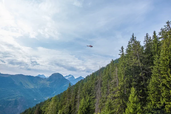 法国Isere的Auris 2019年8月22日 法国Isere省Northern Alps云层下的阿尔卑斯山景观和直升机景观 — 图库照片