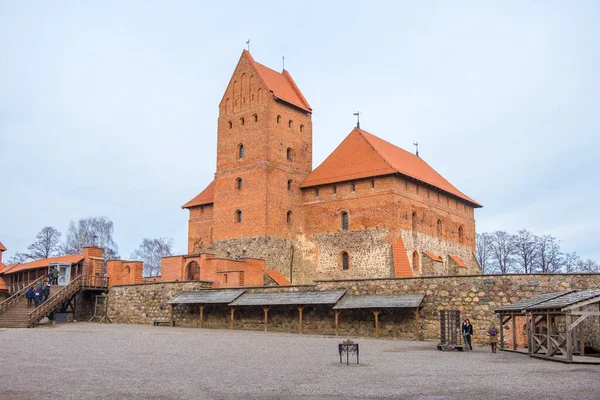 Patio del castillo gótico medieval de la isla de Trakai, Lituania —  Fotos de Stock