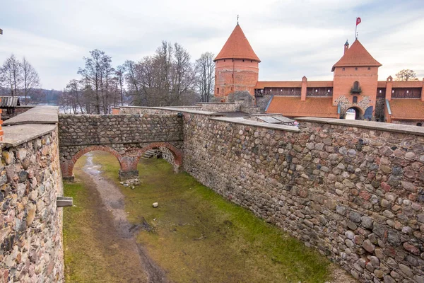 Dziedziniec średniowiecznego gotyckiego zamku na wyspie Trakai, Litwa — Zdjęcie stockowe