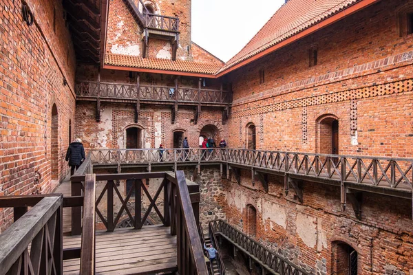 Dziedziniec średniowiecznego gotyckiego zamku na wyspie Trakai, Litwa — Zdjęcie stockowe