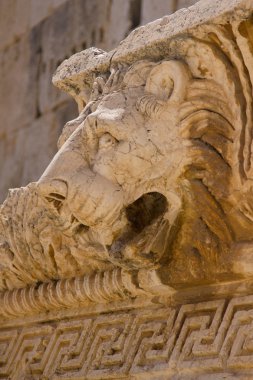 Bas Rölyef ve aslan kafa figürü, Baalbek, Lübnan, ortadaki doğu