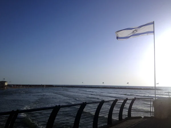 Izrael vlajka na Tel Aviv nábřeží — Stock fotografie