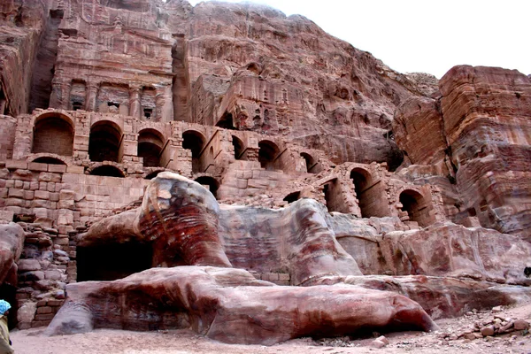 陵墓雕刻成的红砂岩在佩特拉，Jordan — 图库照片