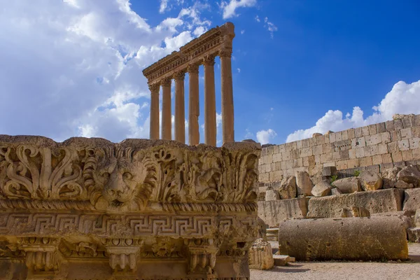 Basreliëf en Lion hoofd figuur, Baalbek, Libanon, Midden-Oosten — Stockfoto