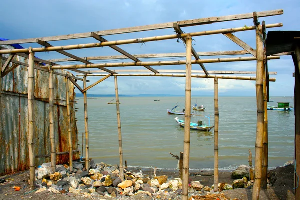 Vissersboten en ponton op stelten in Indonesië — Stockfoto