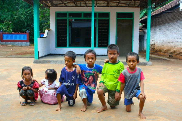 거리, 동쪽 자바, 인도네시아에 있는 아이 들 — 스톡 사진
