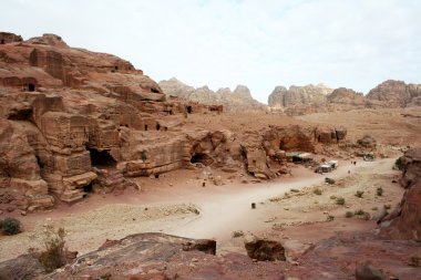 Petra, Jordan kırmızı kumtaşı içine oyulmuş mezarlar