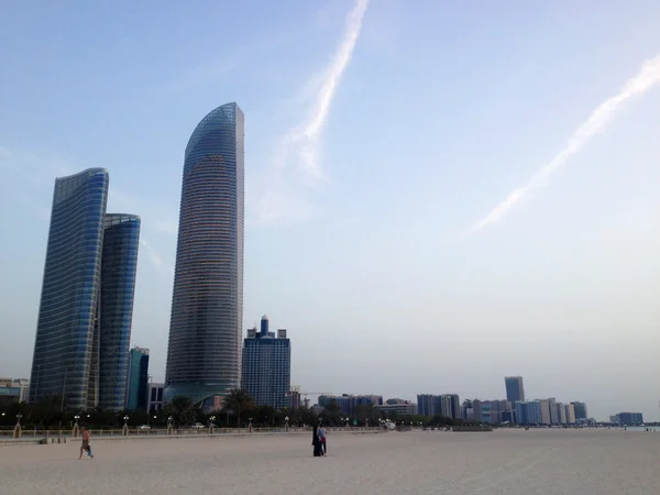 Arranha-céus em Abu Dhabi, Emirados Árabes Unidos — Fotografia de Stock